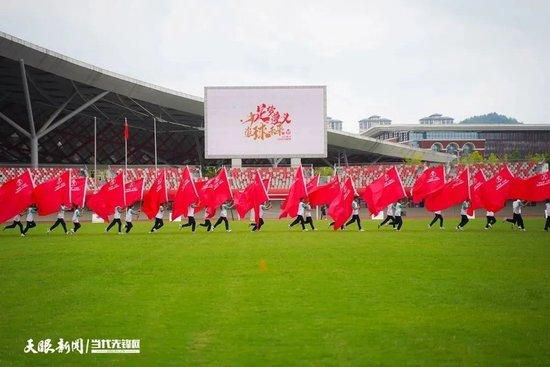 达伦·山（Chris Massoglia 饰）是一个学业优异、芳华阳光的高中生，他在黉舍分缘极好，且具有幸福完竣的家庭，是以被伴侣们称为“完善师长教师”。某日，一张宣扬单改变了他的糊口走向。一个包括了各类奇异事物的奇趣马戏团来到他地点的镇上，固然怙恃教员制止，不外达伦照旧和痴迷吸血鬼的老友史蒂夫（Josh Hutcherson 饰）偷偷前往不雅看。闻所未闻的怪杰怪事令两个男孩兴奋不已，而吸血鬼拉登·克雷斯利（John C. Reilly 饰）和他的剧毒蜘蛛的登场则让他们备受震动。表演竣事后，达伦偷了蜘蛛，因